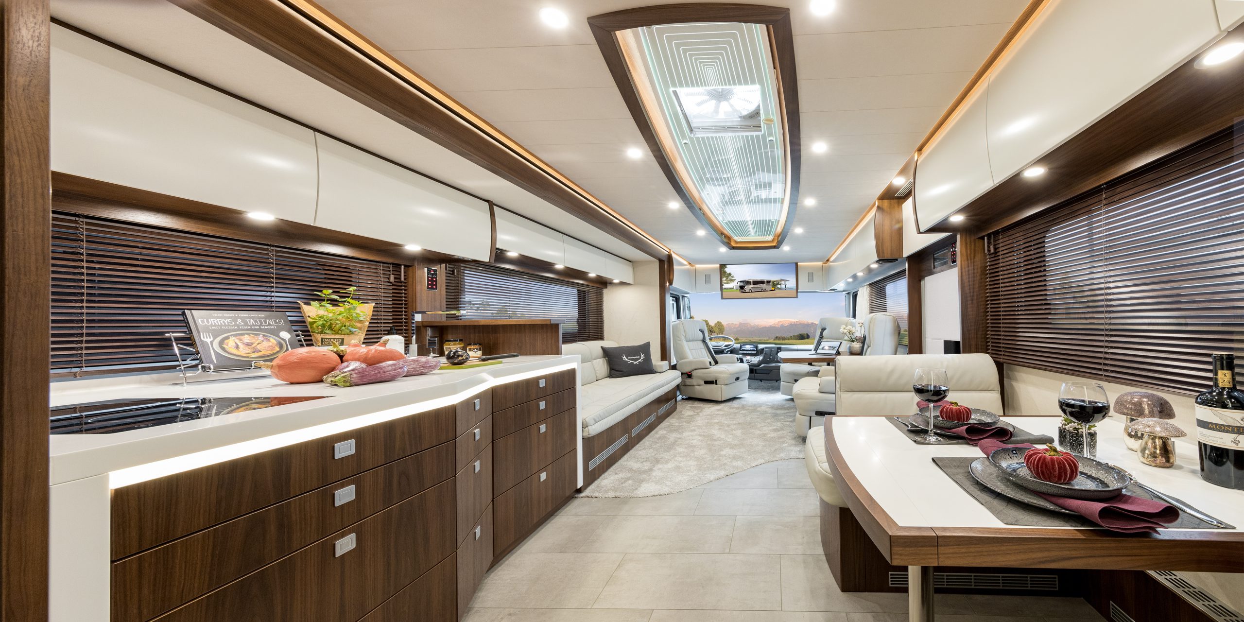 Edel und durchdacht präsentiert sich der stimmungsvoll beleuchtete "cubeART" Küchenblock