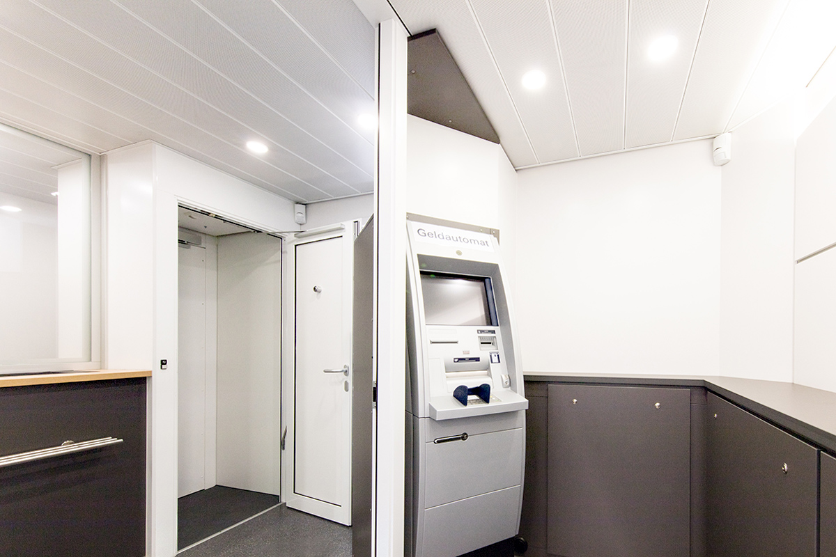 2982_9749_Umbau_neuerGeldautomat