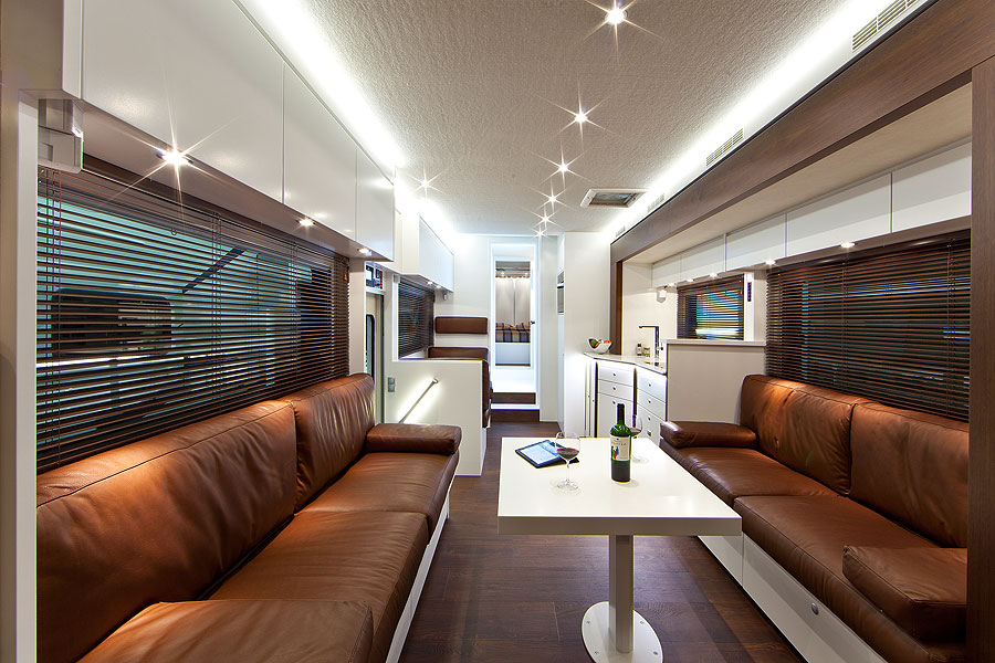 3006_9837_Salon-vogueART-Nussbaum+weiß-satinierte-Moebelfronten