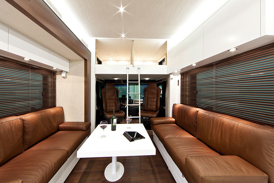 3006_9855_Alkoven-Bett+Salon-vogueART-Nussbaum+weiss-satinierte-Moebelfronten - Kopie