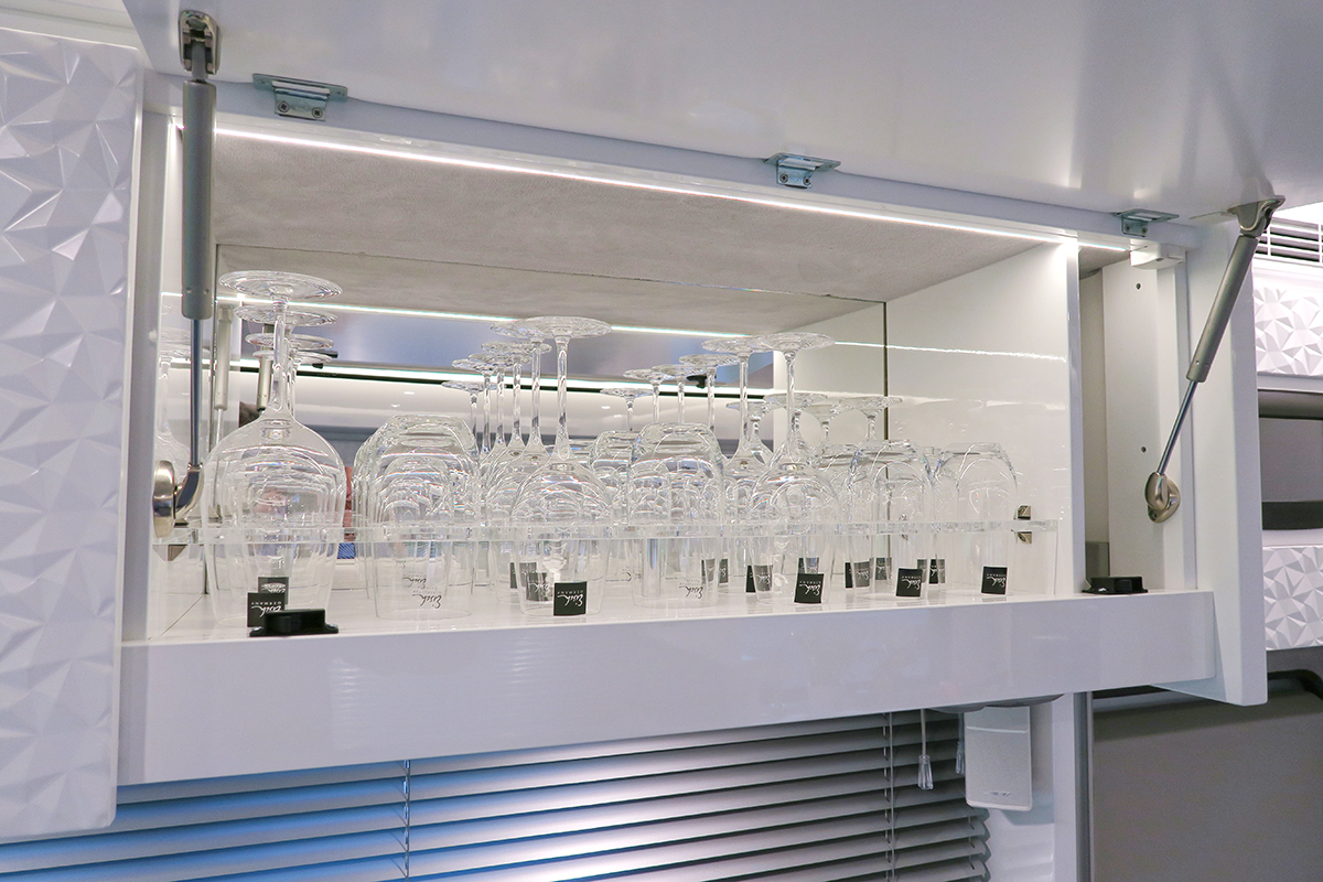 3144_4907_Gläserschrank