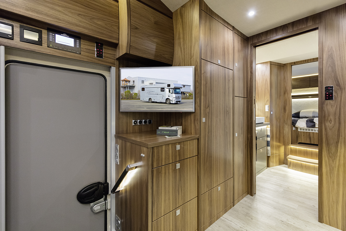 3094_1134_Eingang_TV_Kühlschrank_Bad_Bett