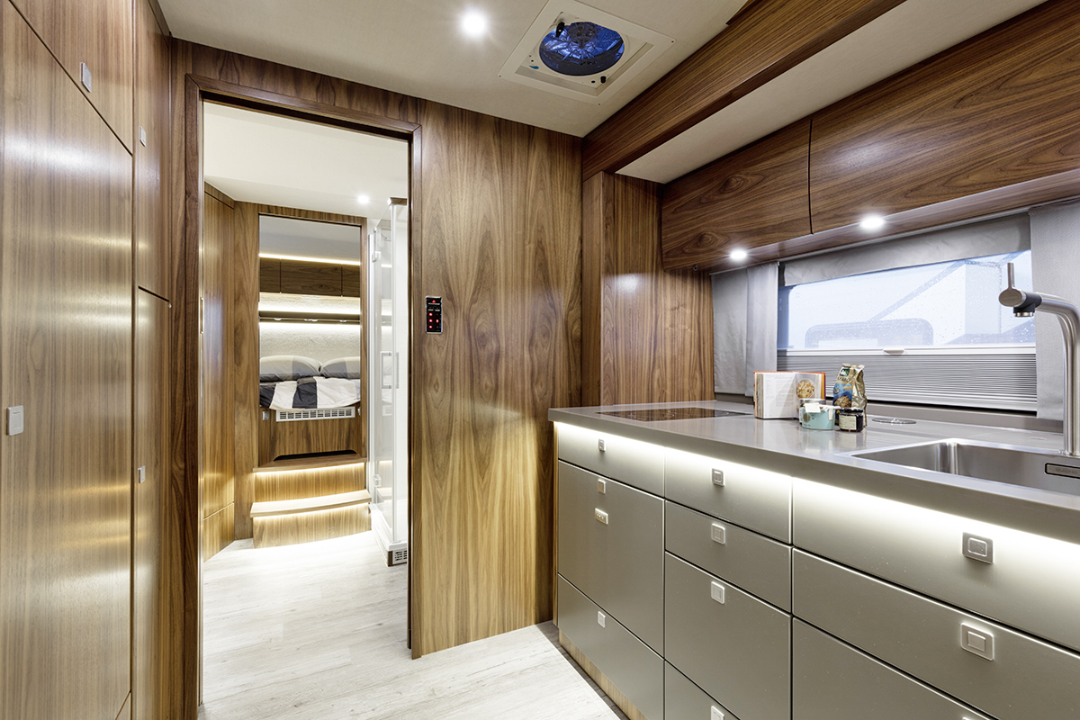 _VARIO Alkoven 1000_MB Antos1843LL_3094_1140_Kuechenblock_Dusche_Bett