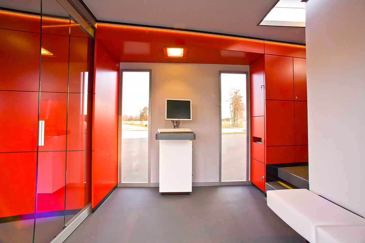 2912_7533_Dynamic_Atego824_Stehpult-retusche