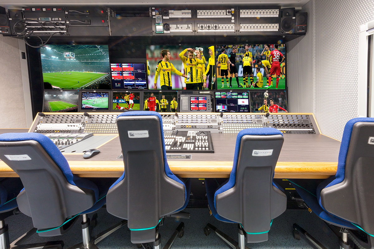 3088_845_Schneidetisch_Monitore