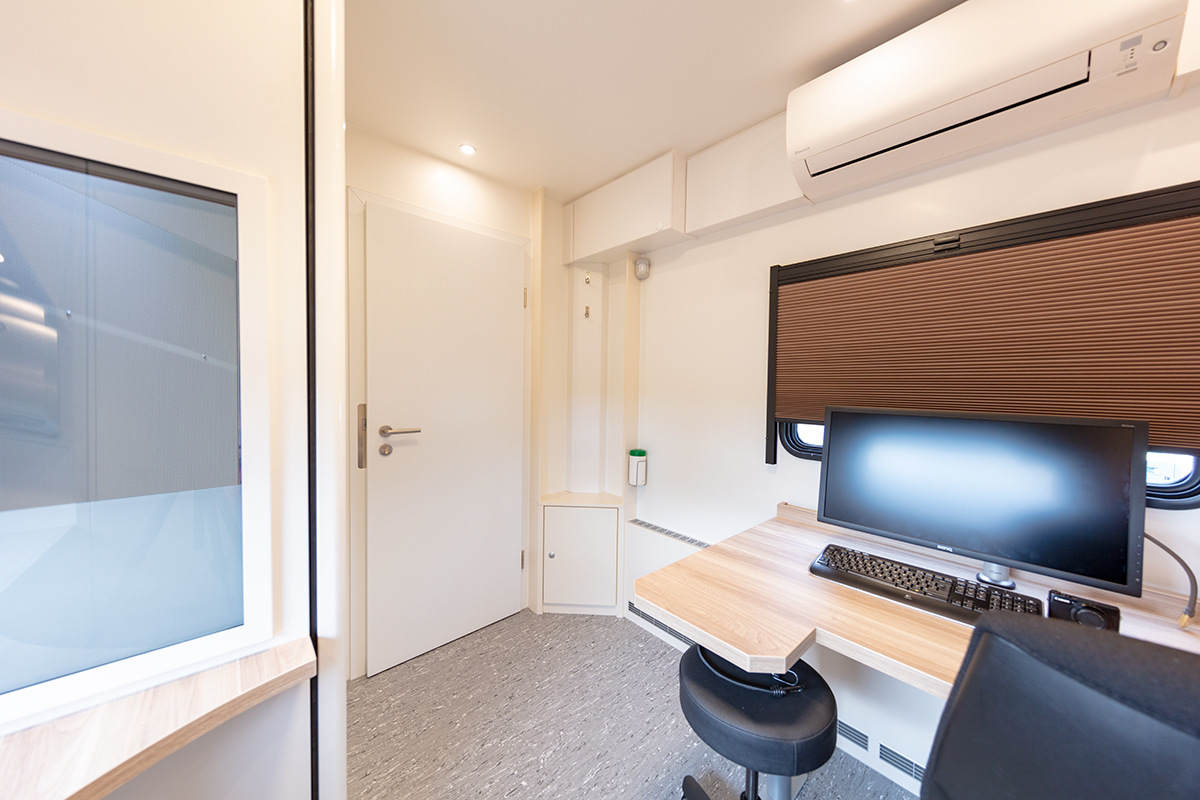 3104_279_Arbeitsplatz-vor-Aufdiometriekabine