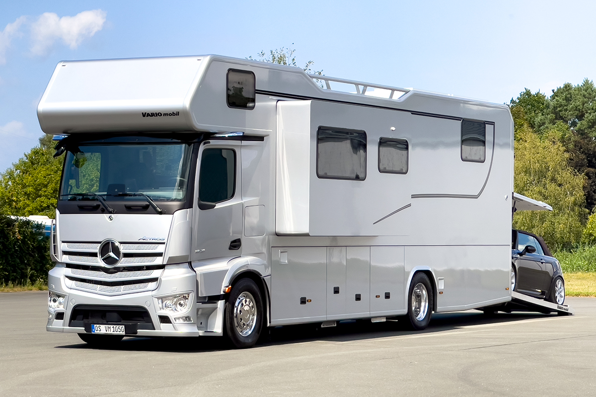 Familien-Wohnmobil mit separaten Schlafplätzen, Slide Out und PKW-Garage.