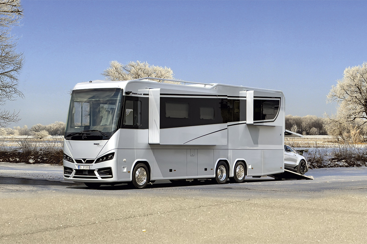 Diese Abbildung zeigt das exklusive und absolut wintertaugliche Reisemobil VARIO Perfect 1200 mit PKW-Garage für Mercedes Benz AMG Roadster in zauberhafter Winterlandschaft.