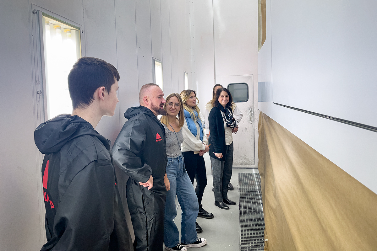 Geduldig-erklaeren-die-VARIOmobil-Lackierer-die-Permafleet-metallic-Wohnmobil-Veredelung_1711