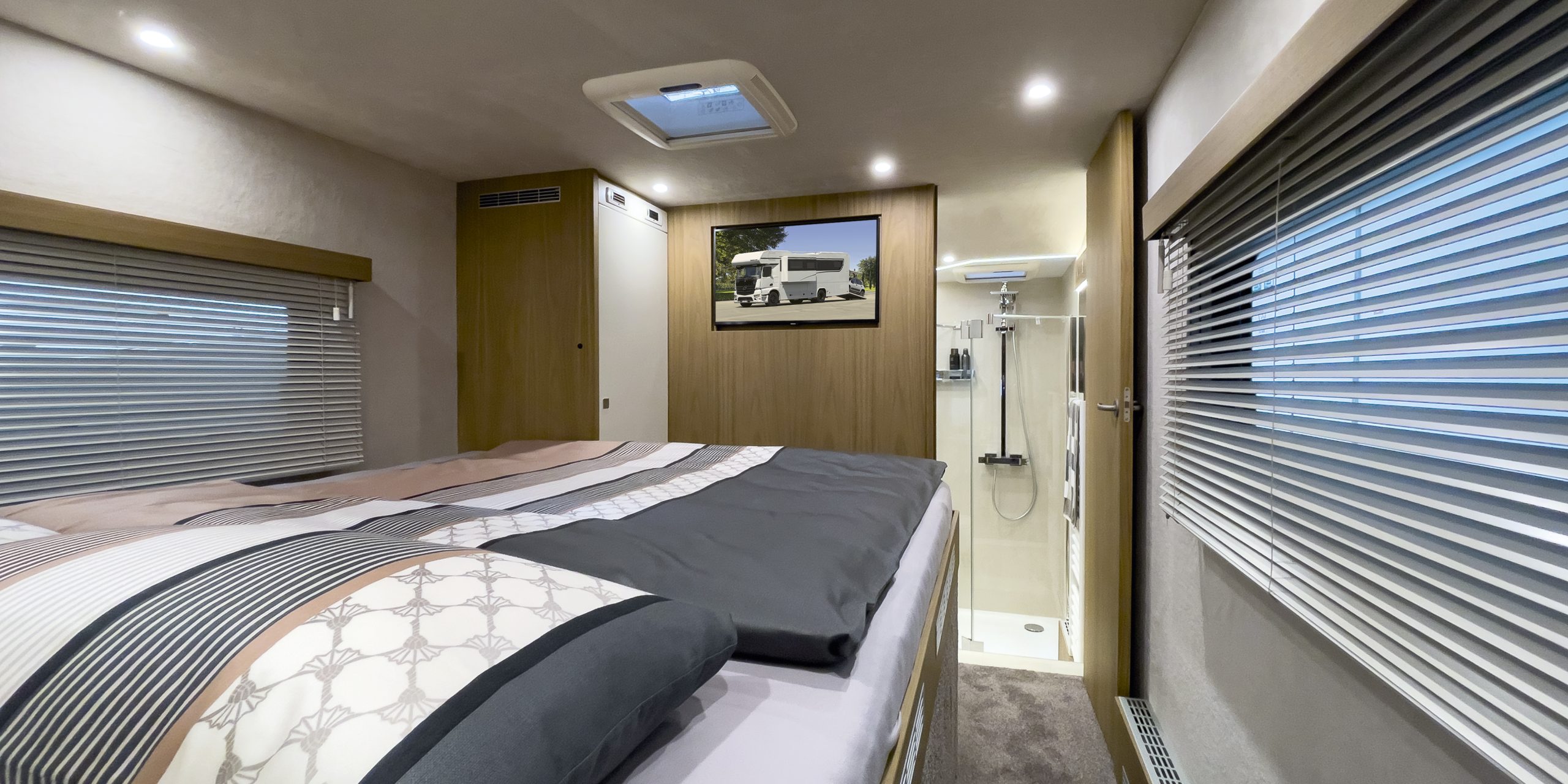 3174_0902_Schlafraum_TV_5-Eck-Dusche