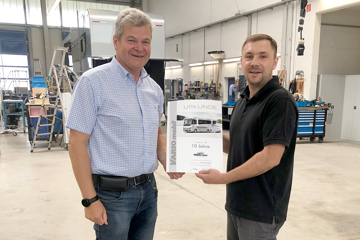 Vitali Bulba erhält für 10 Jahre Mitarbeit im VARIOmobil Team Service eine Urkunde von Geschäftsführer Frank Mix überreicht.