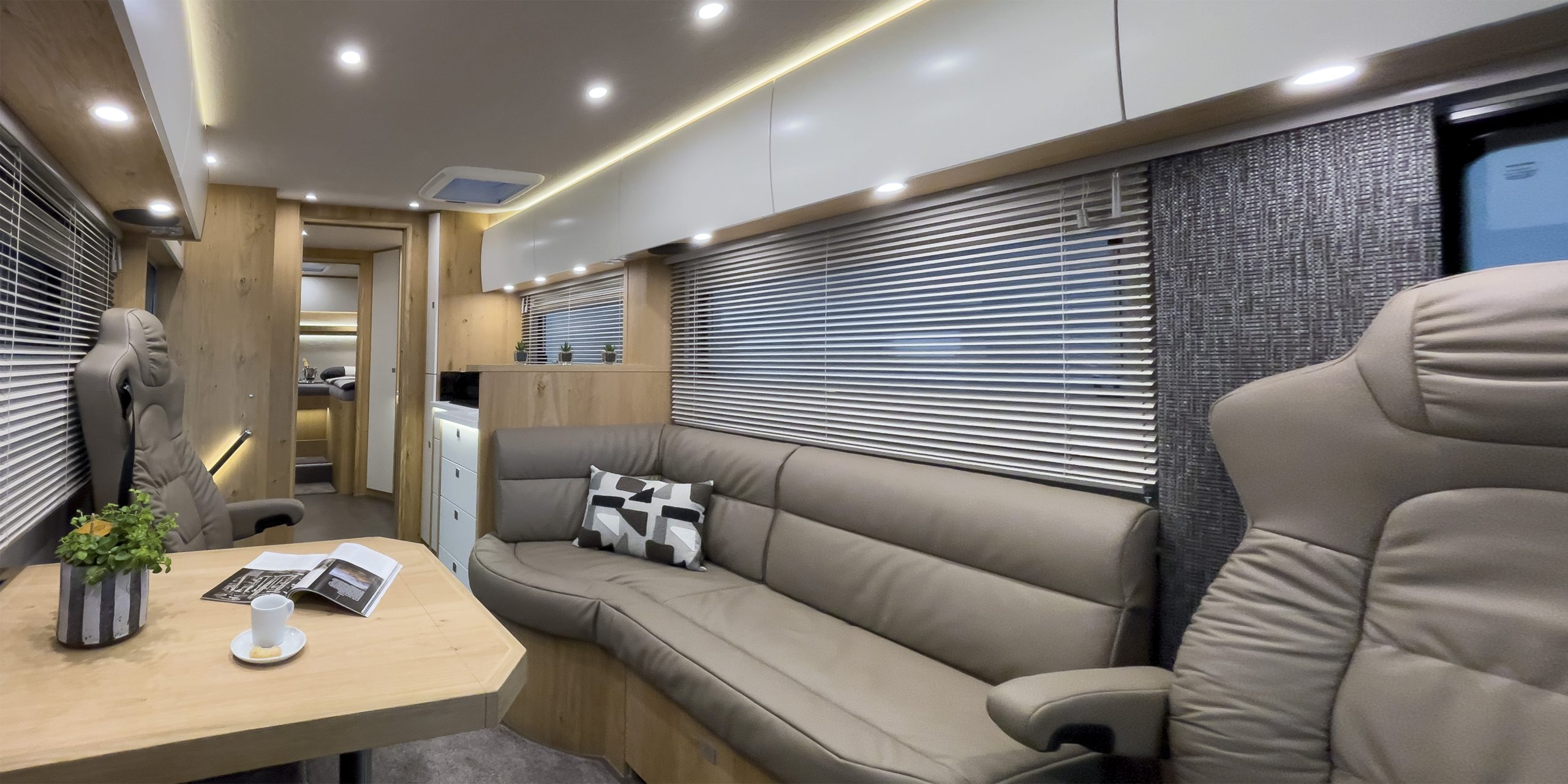 Wohnmobil-Interieur-Vario-Star800-MAN-TGL-Leder-Eiche_1879_4000px