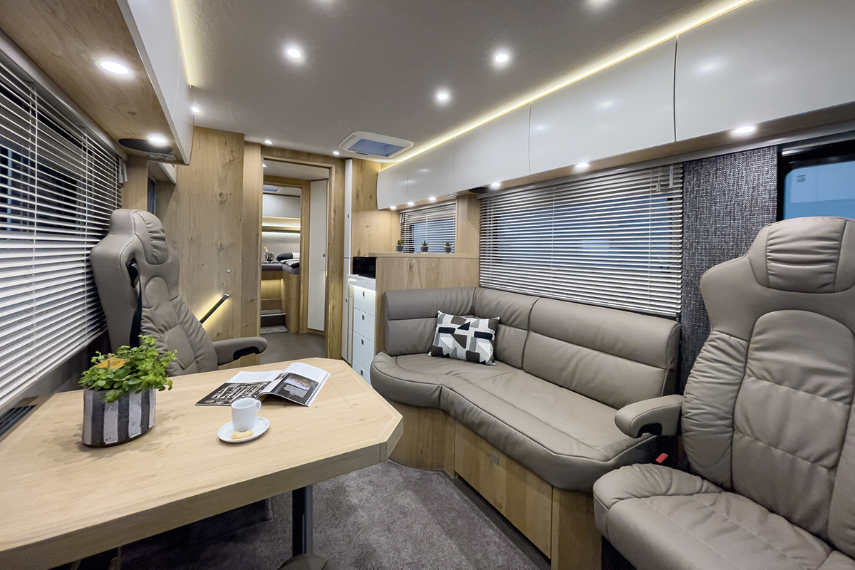 02.3176-Reisemobil-Salon-Vario-Star800-MAN-TGL-Leder-Eiche_1876