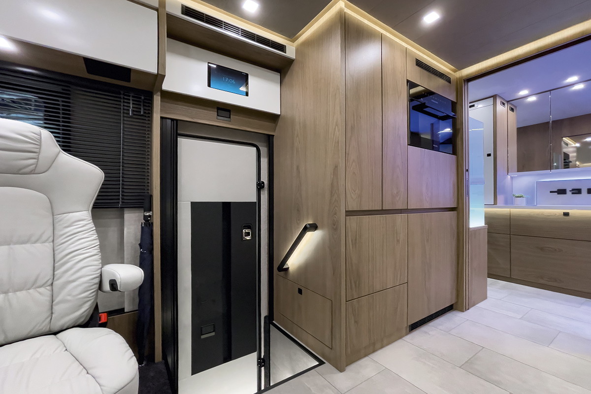 3204-35-VARIO-Perfect-1080-MB-Actros-1846-Tür-innen-Tower-Bad