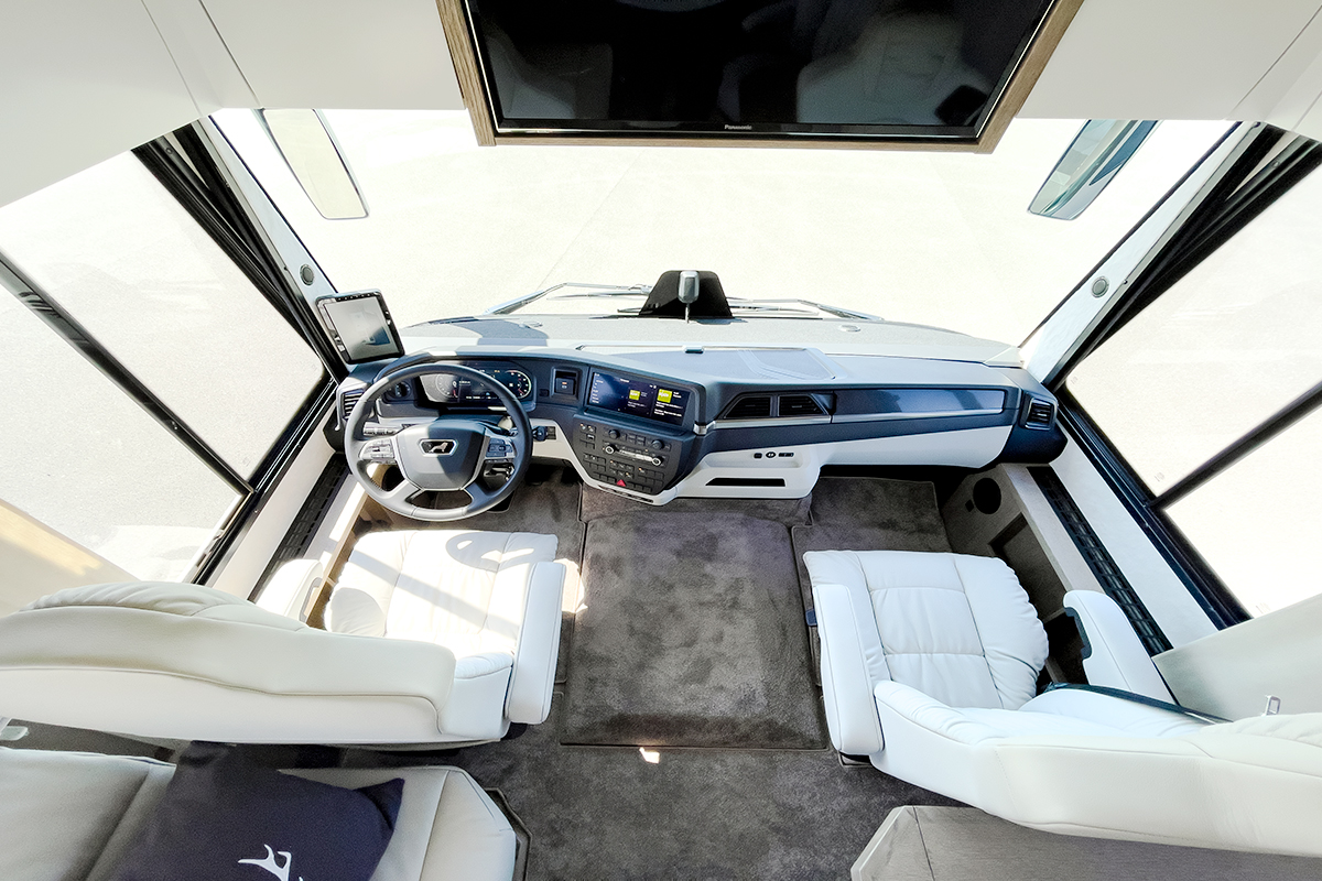 Fahrerplatz im Reisemobil. Komfortable Ledersitze. Armaturenbrett in bi-color.