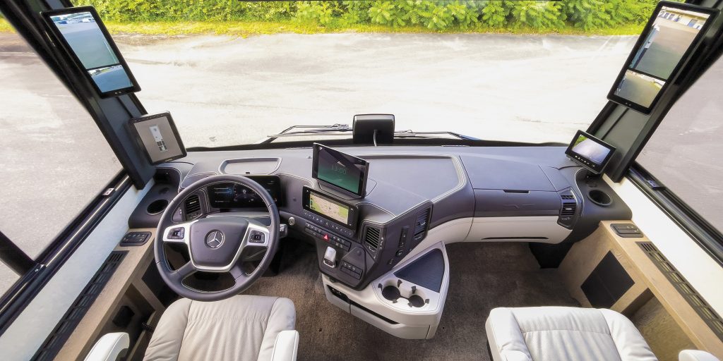 Fahrerplatz im Reisemobil. Fahrerassistenz und Sicherheitssystem im VARIO Perfect 1200 Platinum