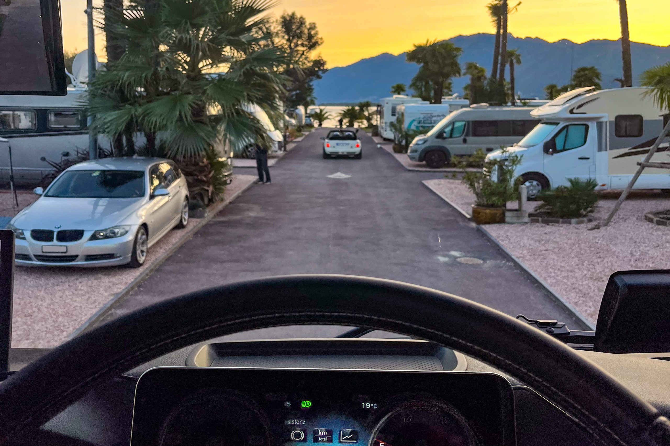 Fahrerplatz-Landyacht-VARIO-Perfect-1000-XXL-Camping-Resort-Lago-Maggiore