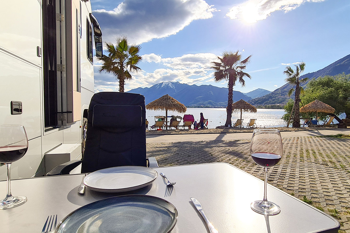 VARIO-Perfect-1000-High-End-Reisemobil-Landyachting-Speisezimmer-Lago-Maggiore