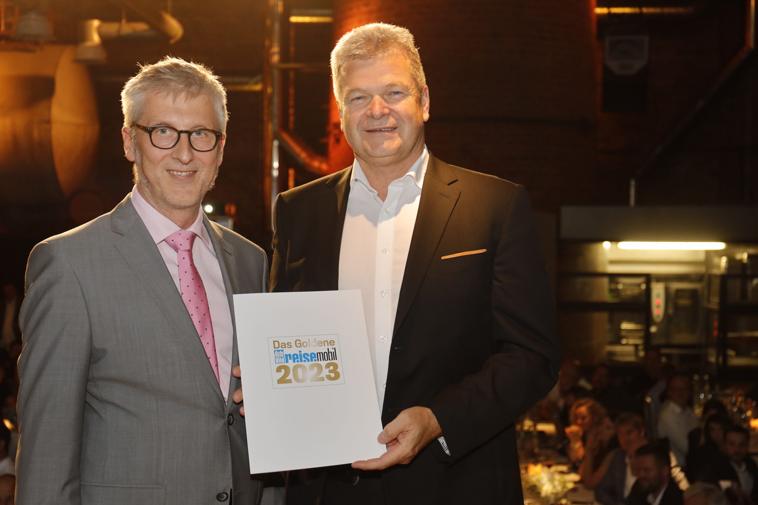 Foto: Das goldene Reisemobil von VARIOmobil - Auszeichnung und Urkundenübergabe von Auto Bild Reisemobil für den VARIO Alkoven