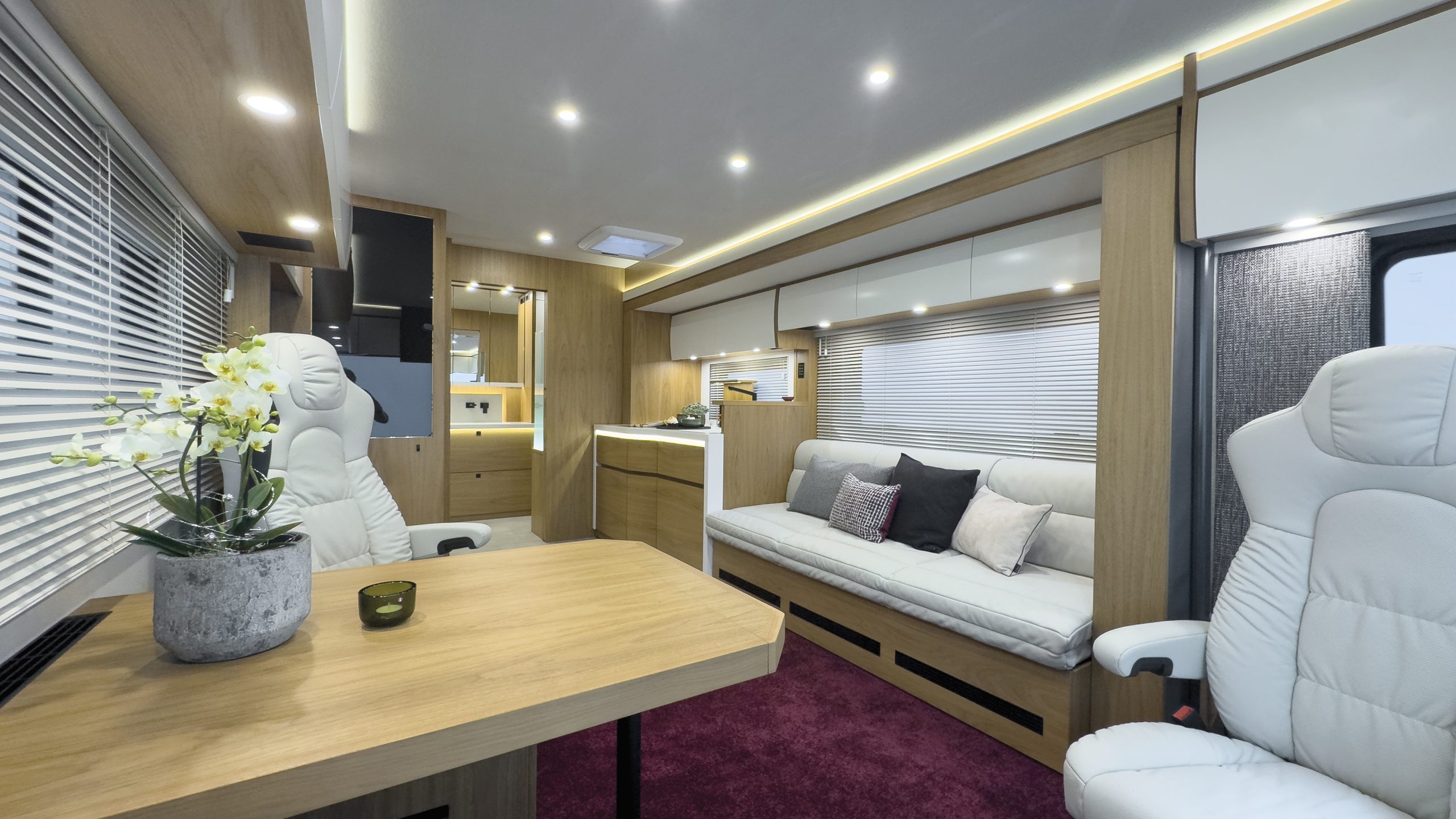 3208.03-VAR-041-Reisemobil-Salon-Nussbaum-hell_H - Kopie