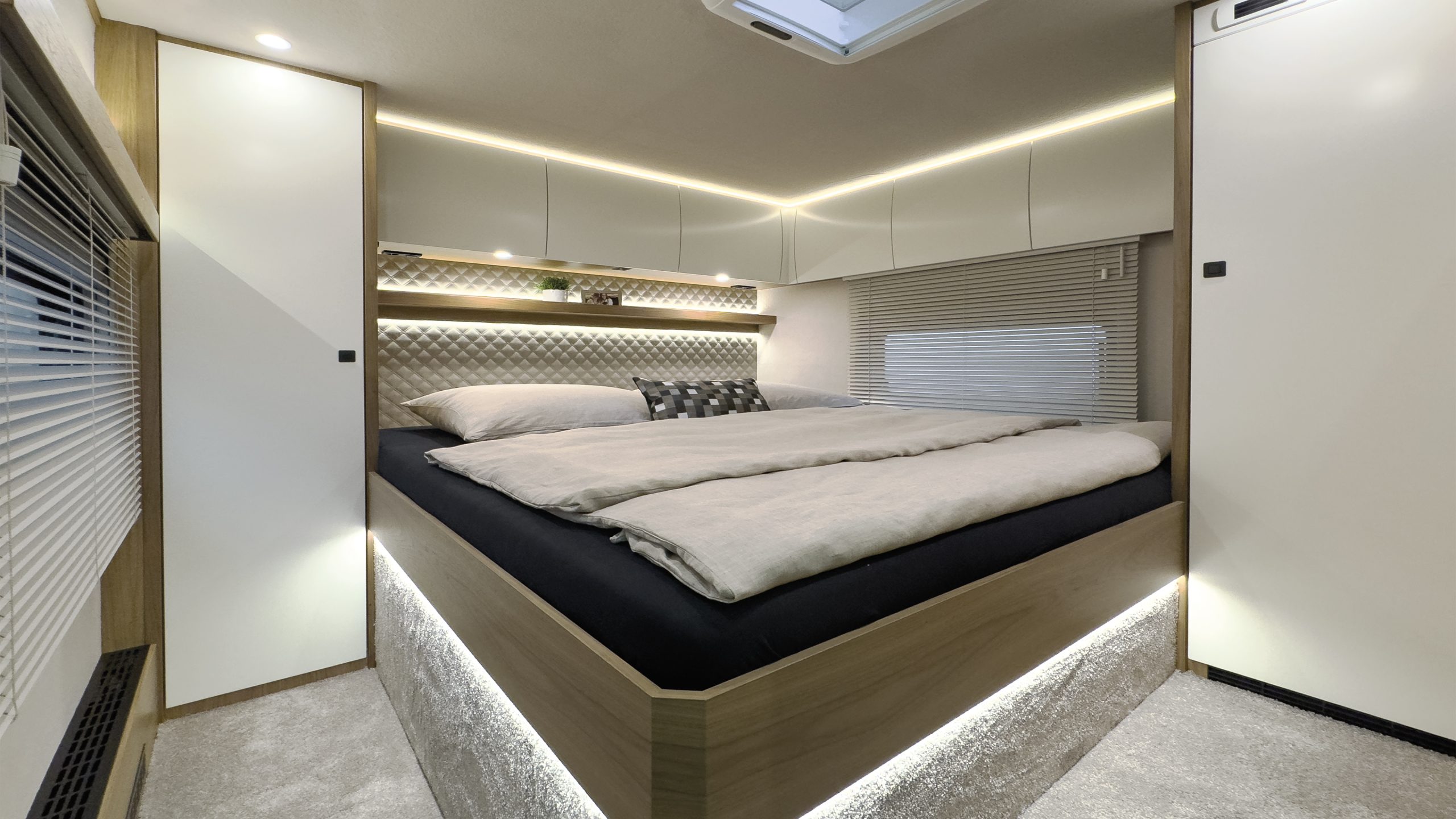 3208.15-VAR-394-Reisemobil-Schlaufraum-Queensbett-Schleiflack-Nussbaum - Kopie