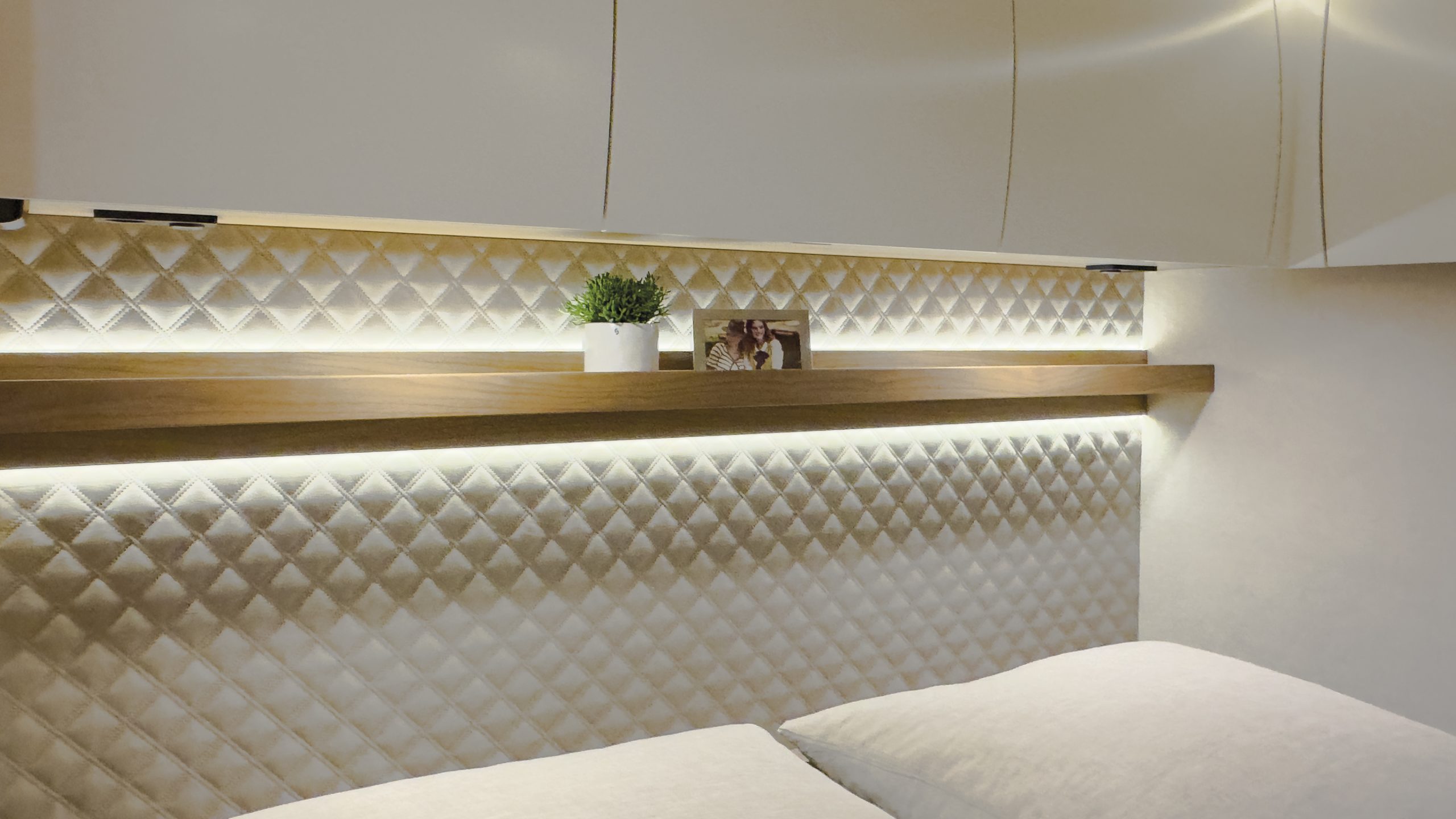 3208.16-VAR-403-Queens-Betthaupt-mit-Ablage-Panel-und-Tandra-Rautensteppung - Kopie