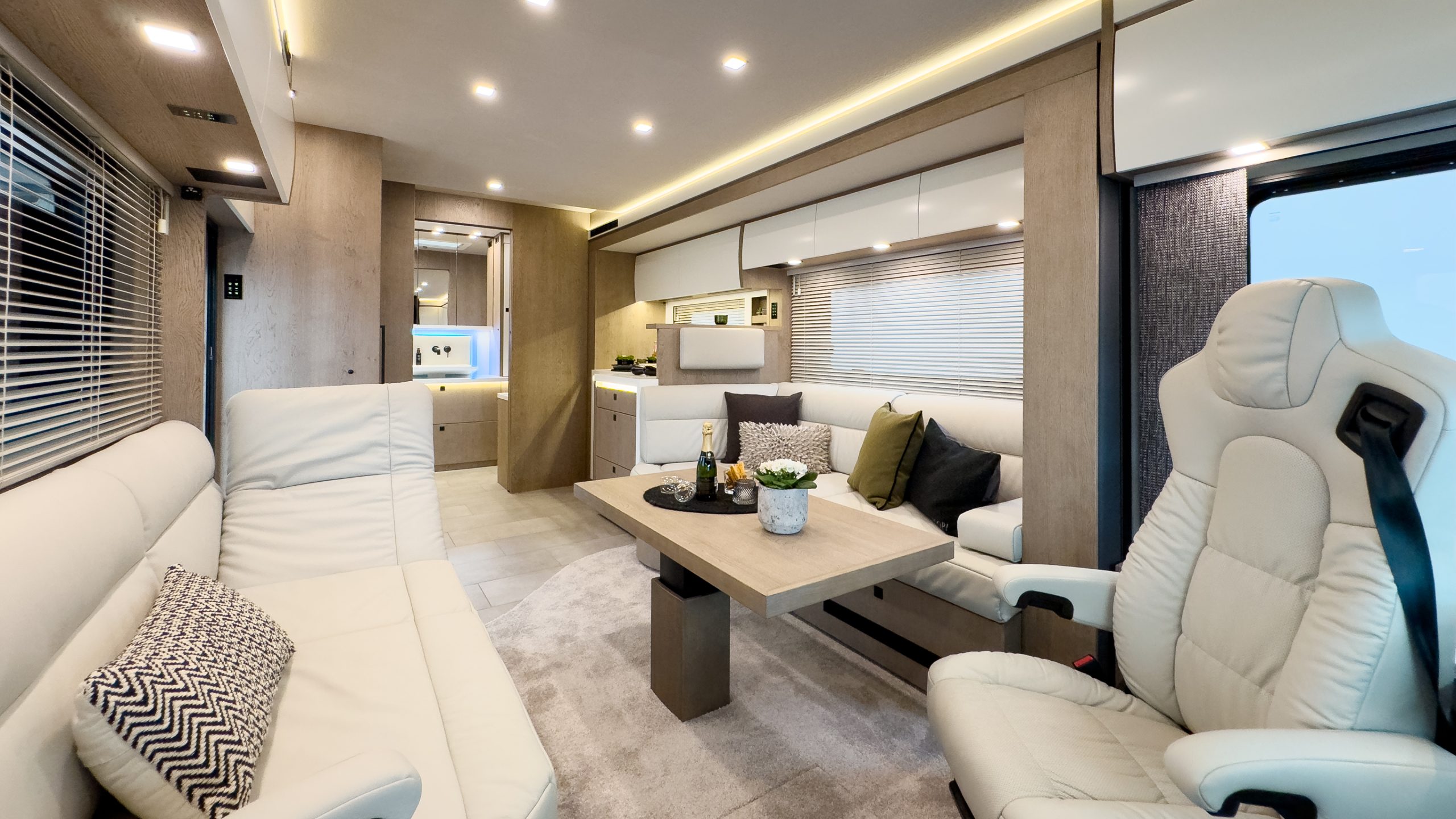 3210.03-Couch-TV-Lounge-Rasterverstellung-eckige-Spots-Blackline-Edition_2892