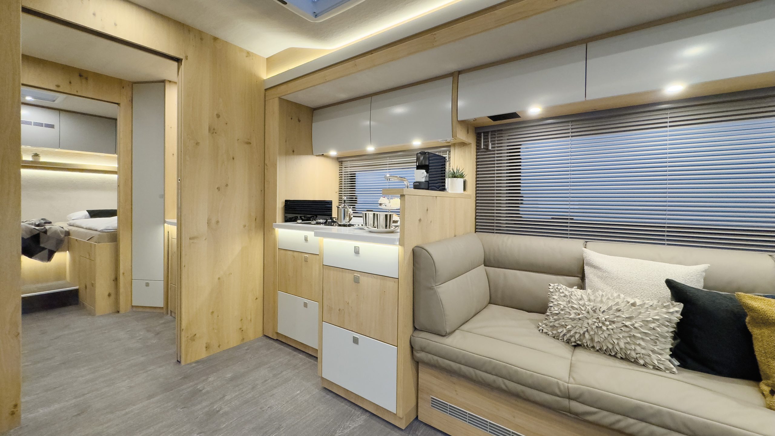 3218.06-ZIM-2743-Reisemobil-VARIO-Perfect-900-Wohnraum-ausgefahrener-Erker