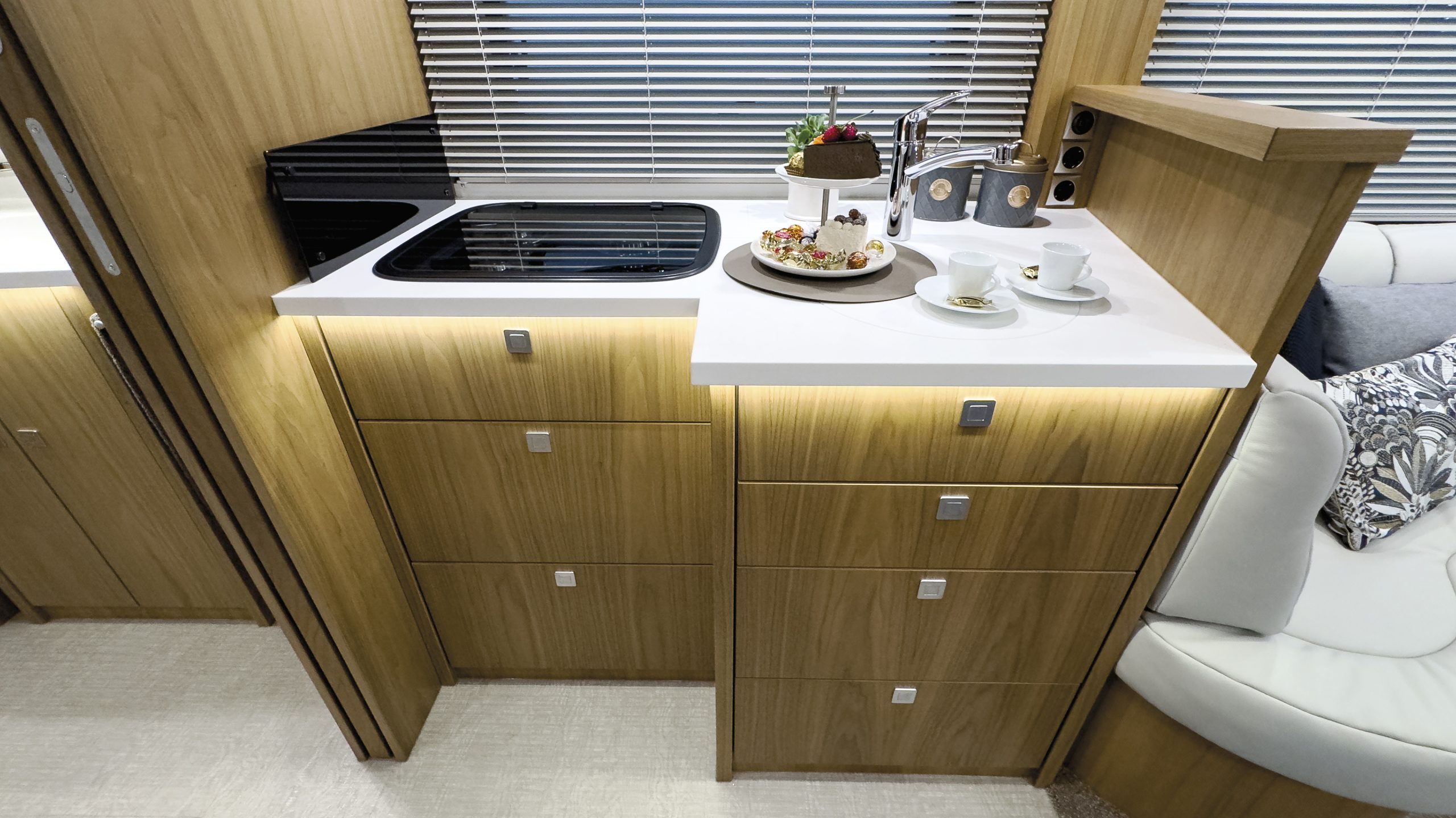 3226.06-VAR-3463-L-Kueche-im-Reisemobil