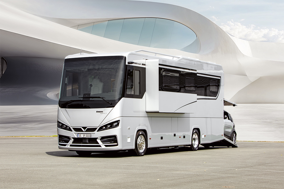 3208 01 VAR-733-Reisemobil-Front-FS-Slide-Out-Smartgarage