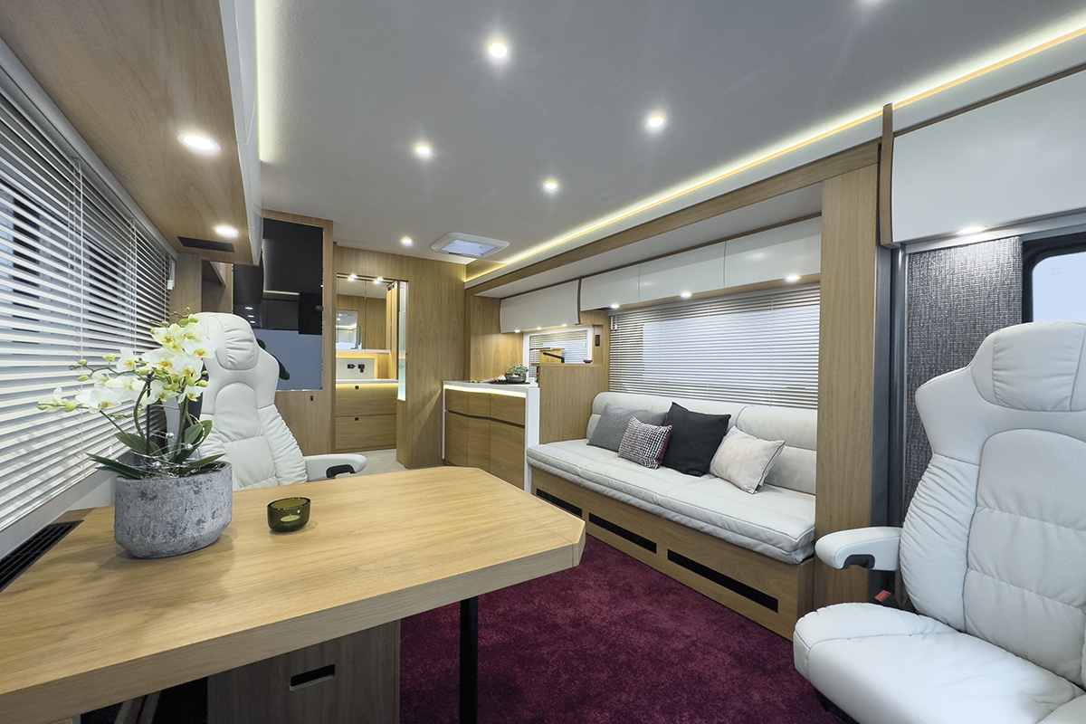 3208 02 VAR 441-VARIO-Perfect-1000-Reisemobil-Salon-Nussbaum-hell_H