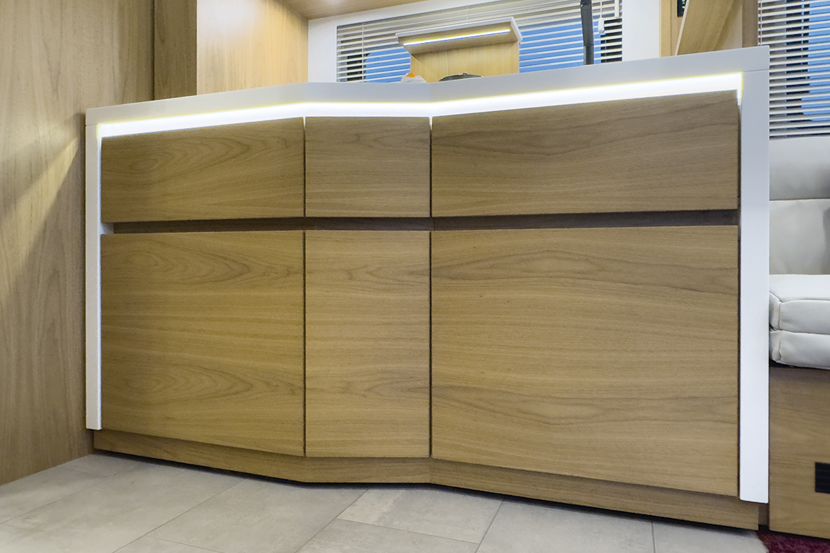 3208 21 VARIOmobil-427-CubeART-beleuchteter-Kuechenblock-Nussbaum-Griffnischen