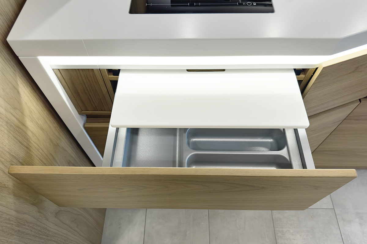 3208 24 VARIOmobil_3438-Perfektion-bis-ins-Detail-Kuechenschublade-Schneidebrett