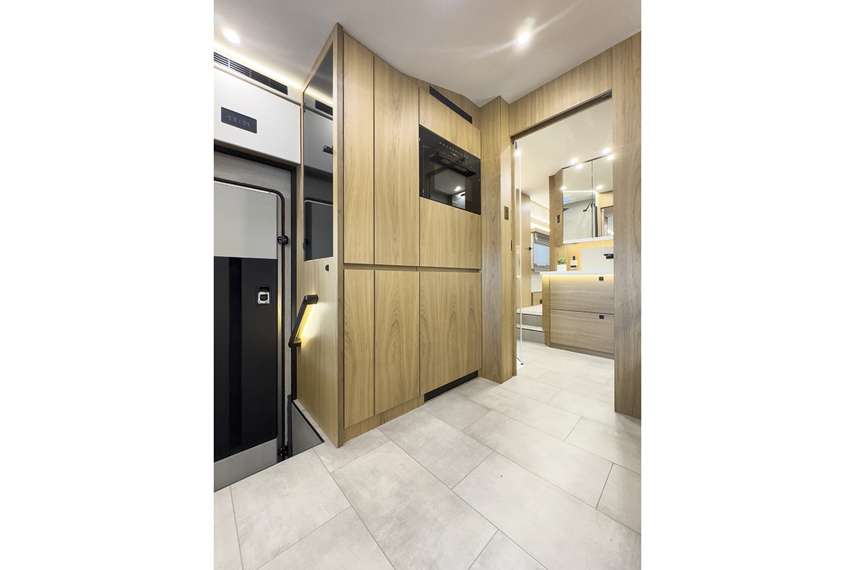 3208 29 VAR-430-Tuer-innen-Vitrine-Miele-Heißluft-Backofen-Waschtisch