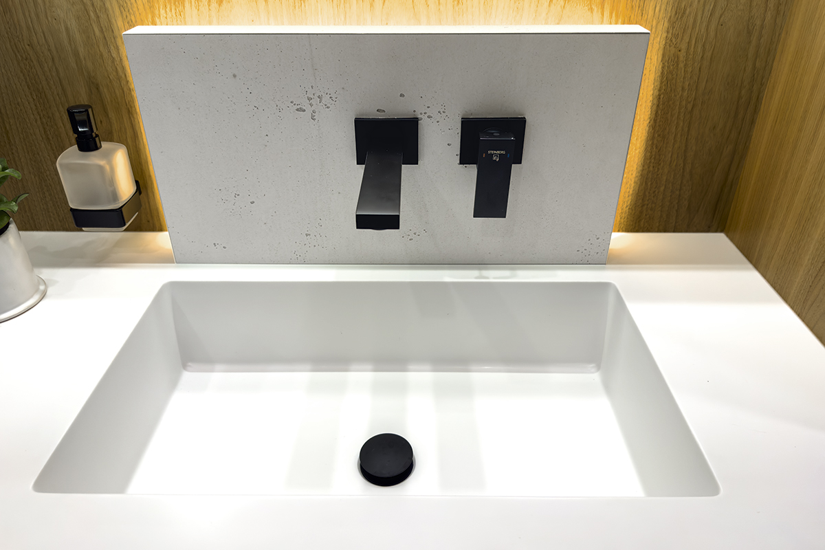 3208 32 VARIOmobil-404-blackLINE-Design-Steinberg-Zweilocharmatur-Betonpanel-Staron-Waschtisch