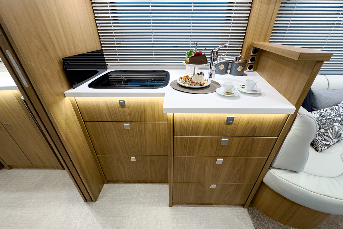 3226 07 VAR-3463-L-Kueche-im-Reisemobil