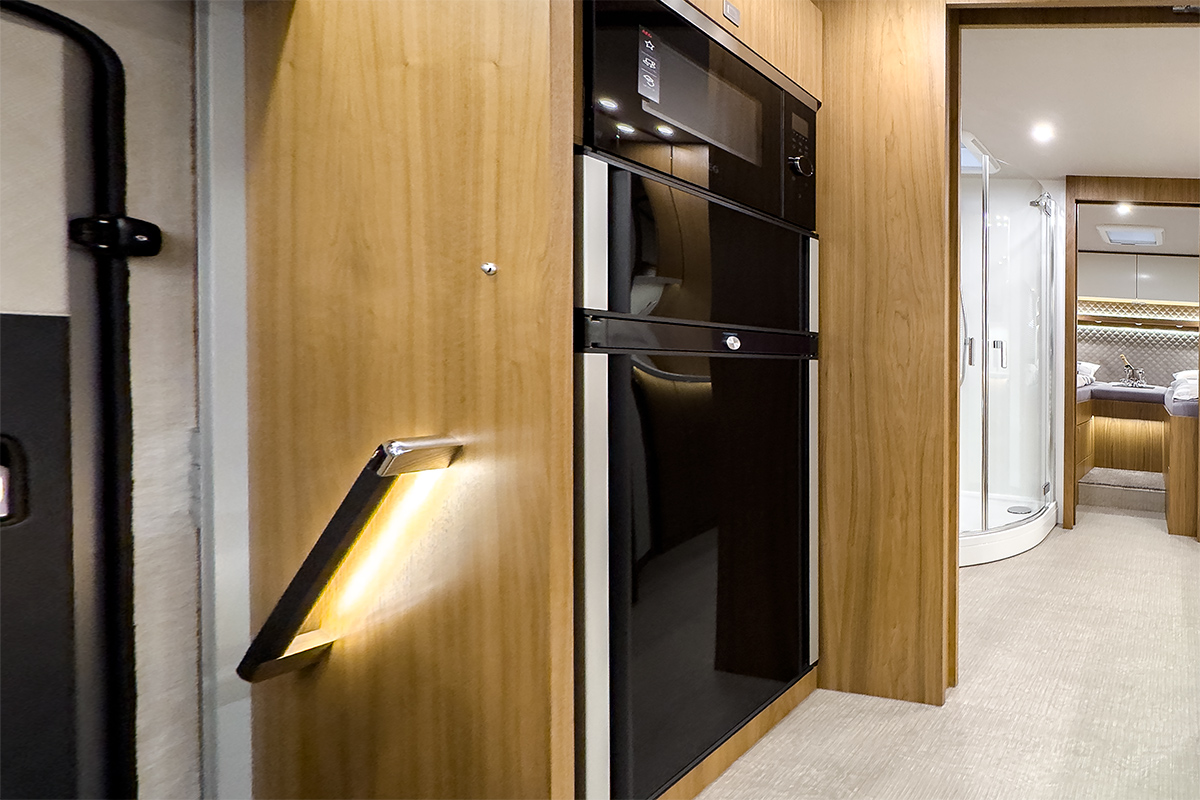 3226 08 VAR-3467-Kuehlschrank-Mikrowelle