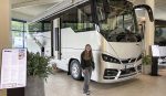 Schülerin Clarissa steht vor riesigem Reisemobil. Sie macht ein Praktikum im Marketing bei VARIOmobil im Fahrzeugbau und sammelt Fakten für den Blogartikel: Abenteuer Heavy Metal.