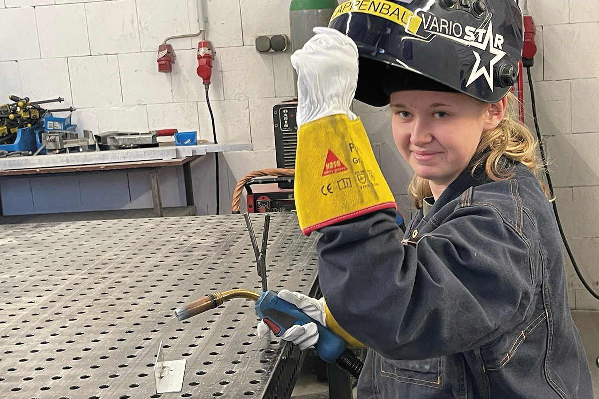 01-Ausbildung-in-Bohmte-Karosserie--und-Fahrzeugbaumechanikerin