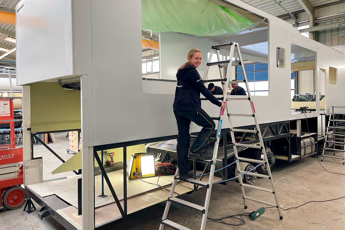 02-Reisemobil-Rohbau-Azubi-Fahrzeugbauerin