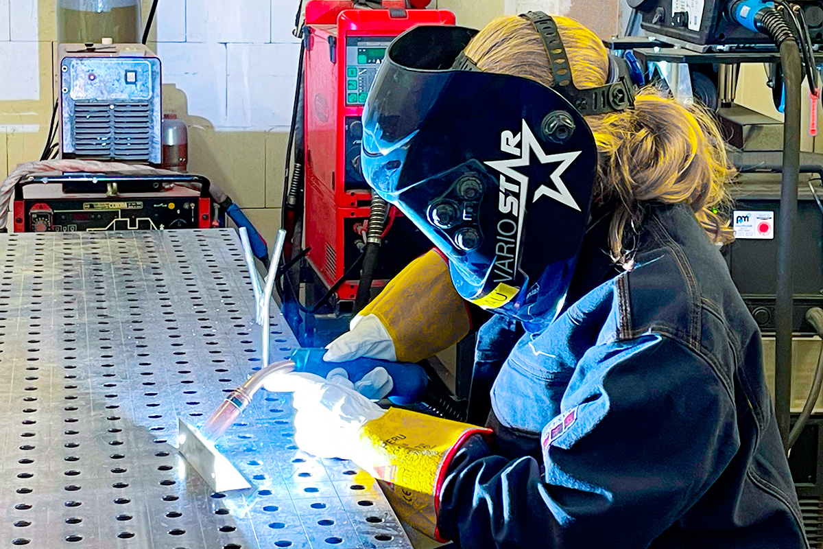 03-Kraftfahrzeugmechatronikerin-Schweißarbeit