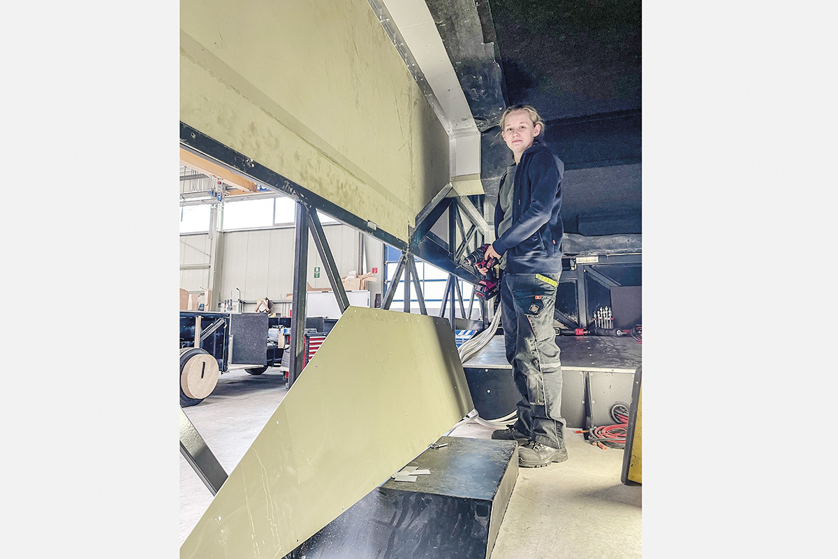 05-Metallbauerin-Evelyn-im-Kabinenbau-Pekawegerage-