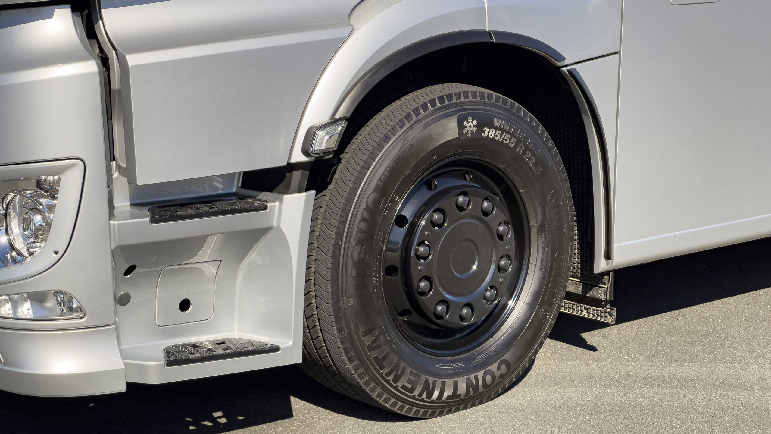 VARIO Alkoven 1050 – Exklusive BlackLine Felge am Luxus-Reisemobil für ein sportliches Design