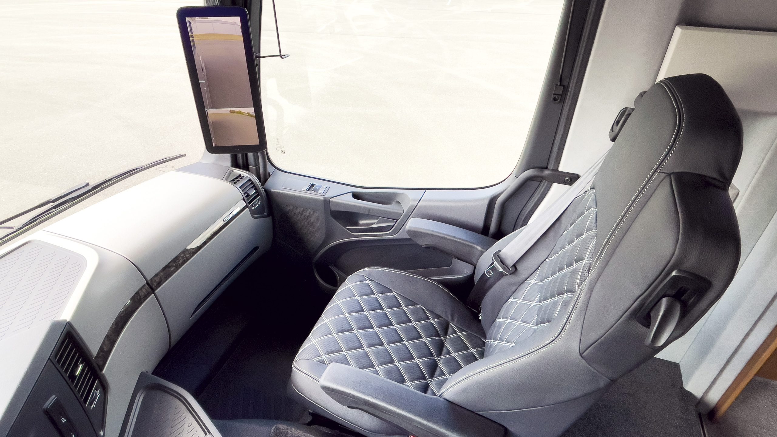 VARIO Alkoven 1050 – Beifahrersitz mit Lederpolsterung, Klimafunktion und Rautensteppung im Luxus-Reisemobil