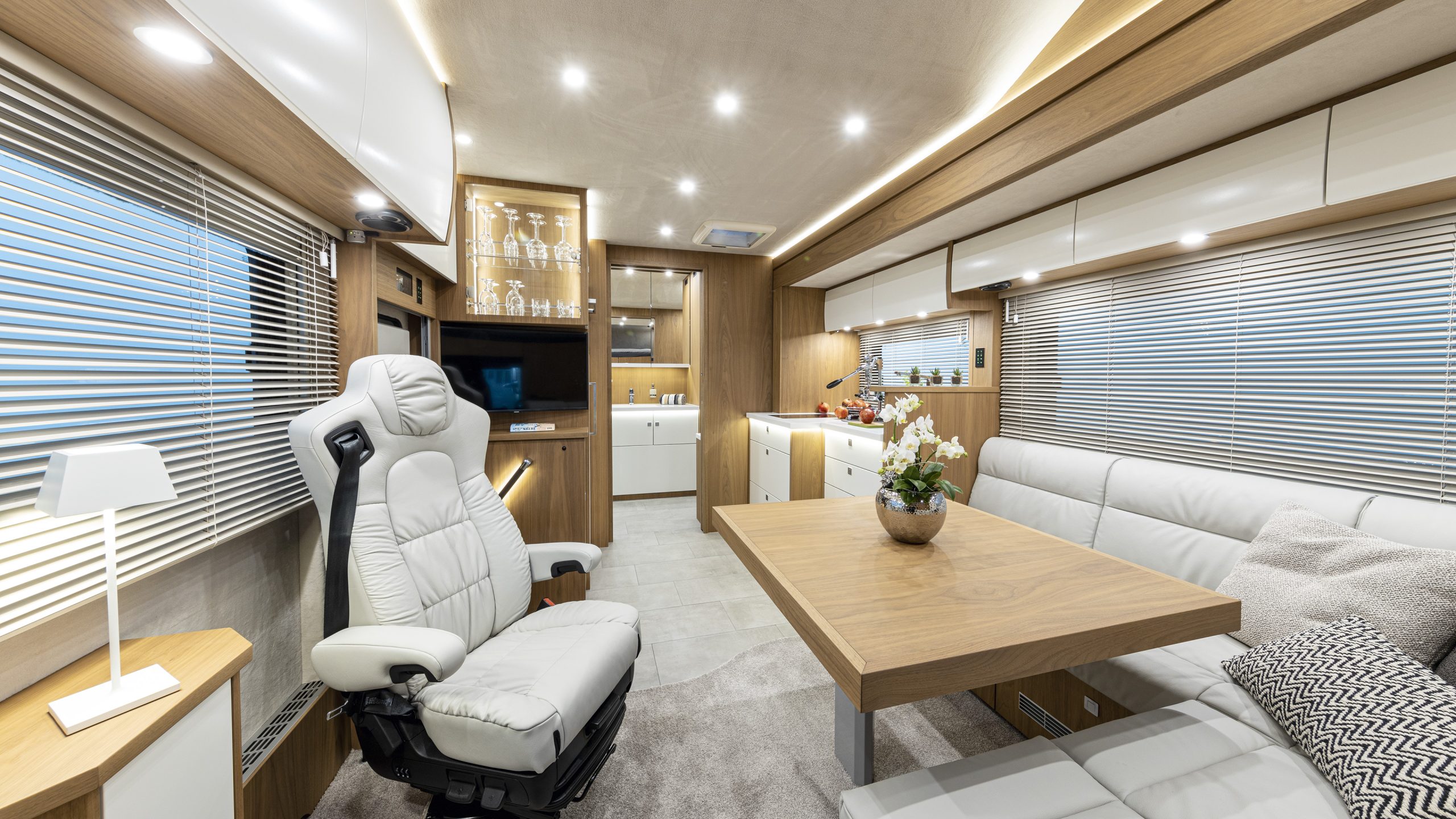 VARIO Alkoven 1050 – Luxus-Wohnmobil-Salon mit Leder-Lounge und Slide-Out für mehr Raum