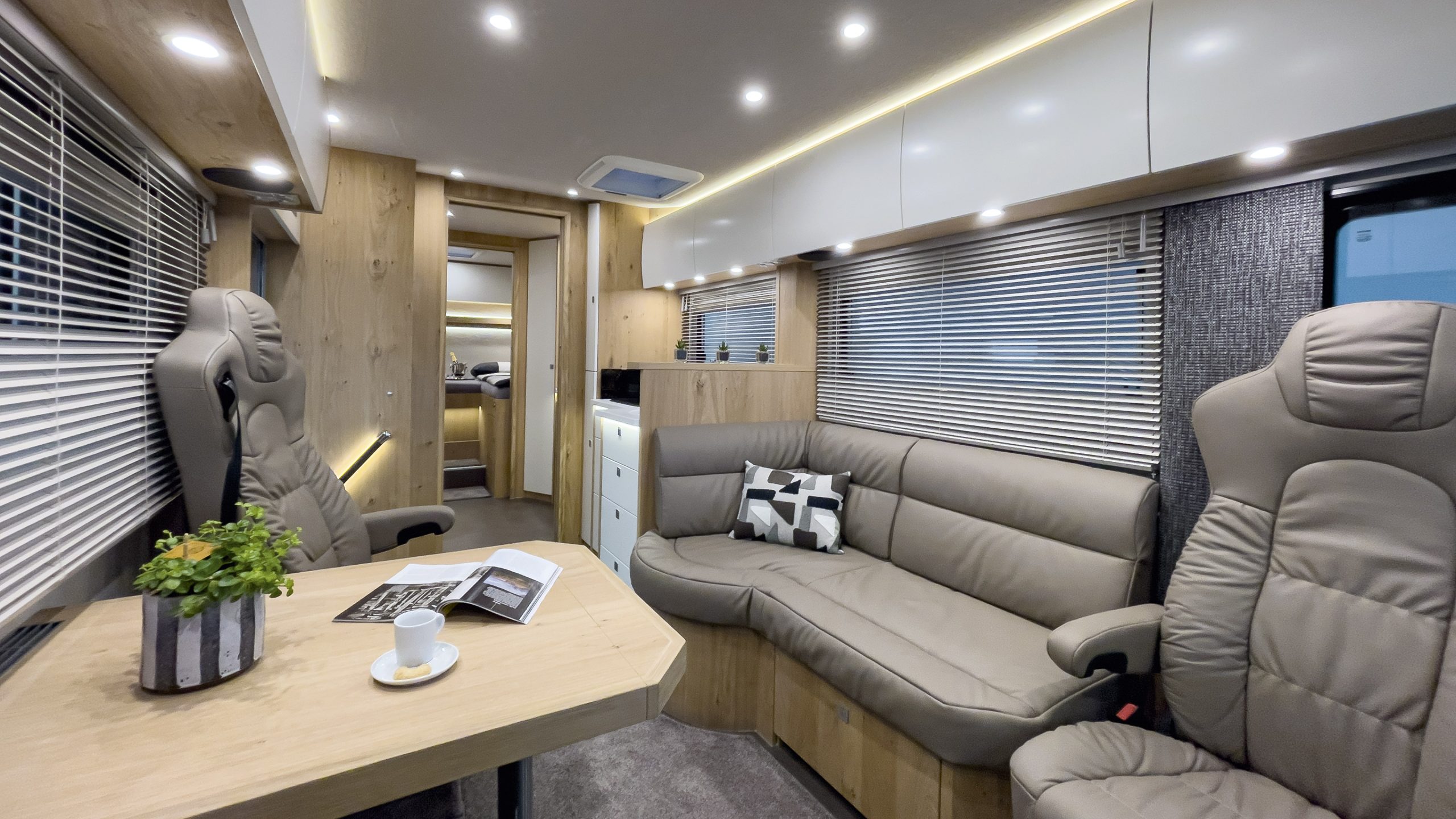 Reisemobil-Salon im VARIO Star 800 auf MAN TGL – Exklusives Interieur in Asteiche Edelholz und Schleiflack weiß satiniert.