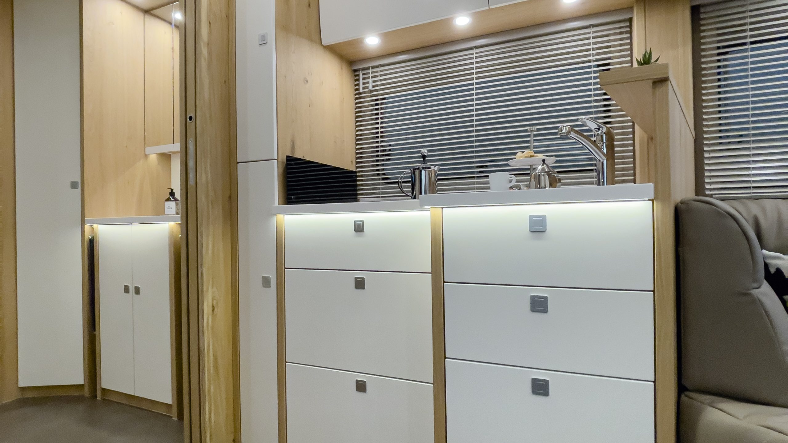 Gourmet-Wohnmobil-Küche im VARIO Star – Hochwertige Ausstattung mit klapperfreien Schubladen und Schranktüren dank Push-Lock-System.