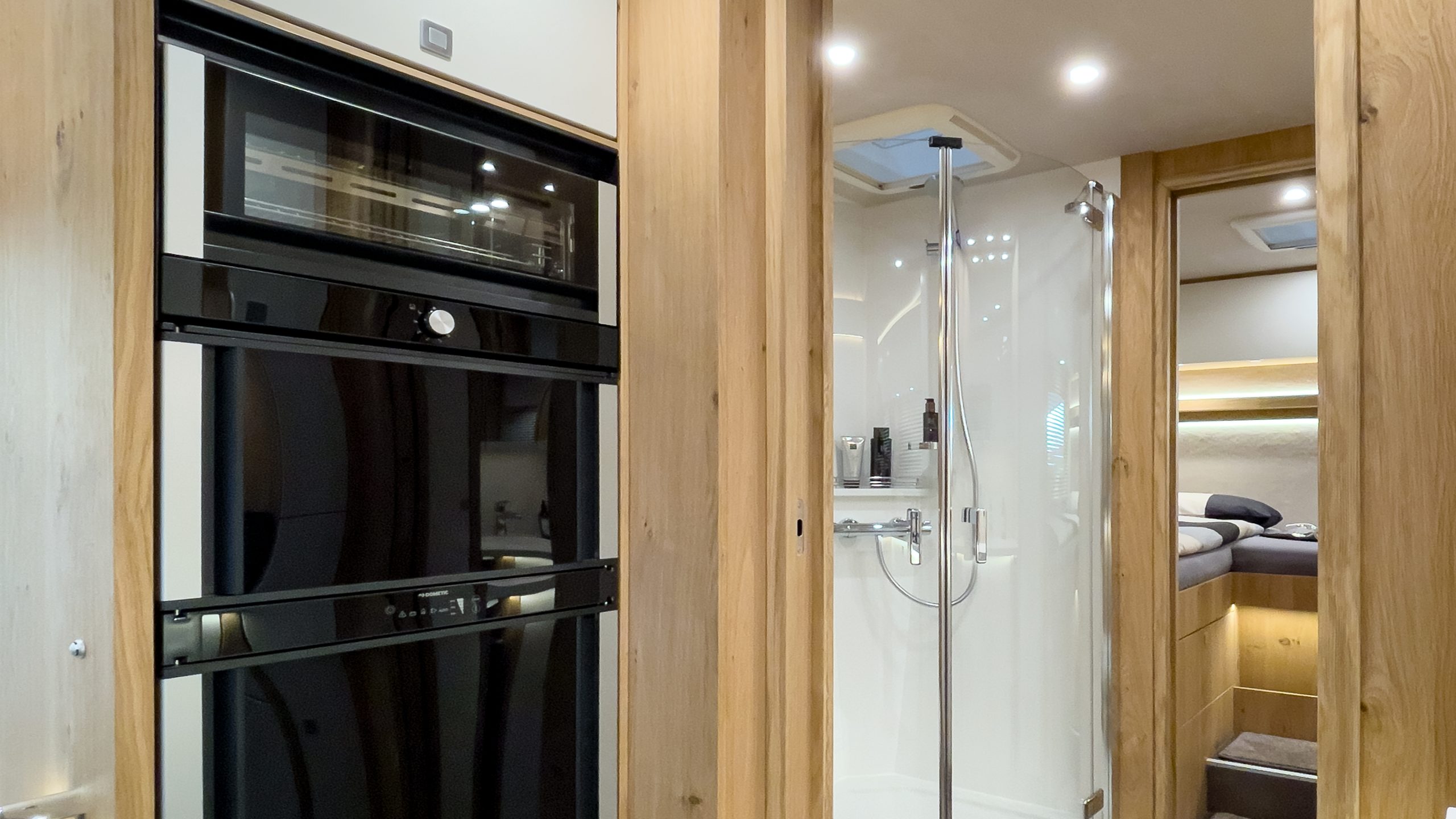 TEC-Tower und Dampfgarer im Wohnmobil VARIO Star 800 – Hochwertige Küchenausstattung für komfortables Reisen.