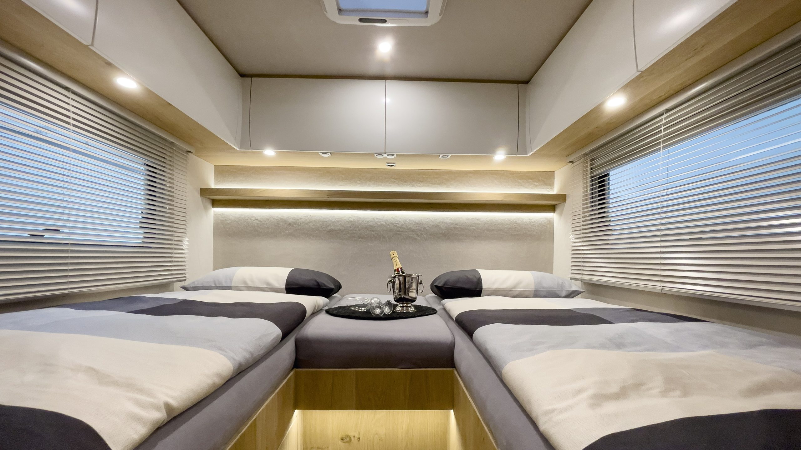 Reisemobil Schlafzimmer mit Einzelbetten im Komfort-Reisemobil VARIO Star auf MAN TGL, Interieur im bentART Design mit Asteiche Edelholz und Schleiflack in Seidenglanz.