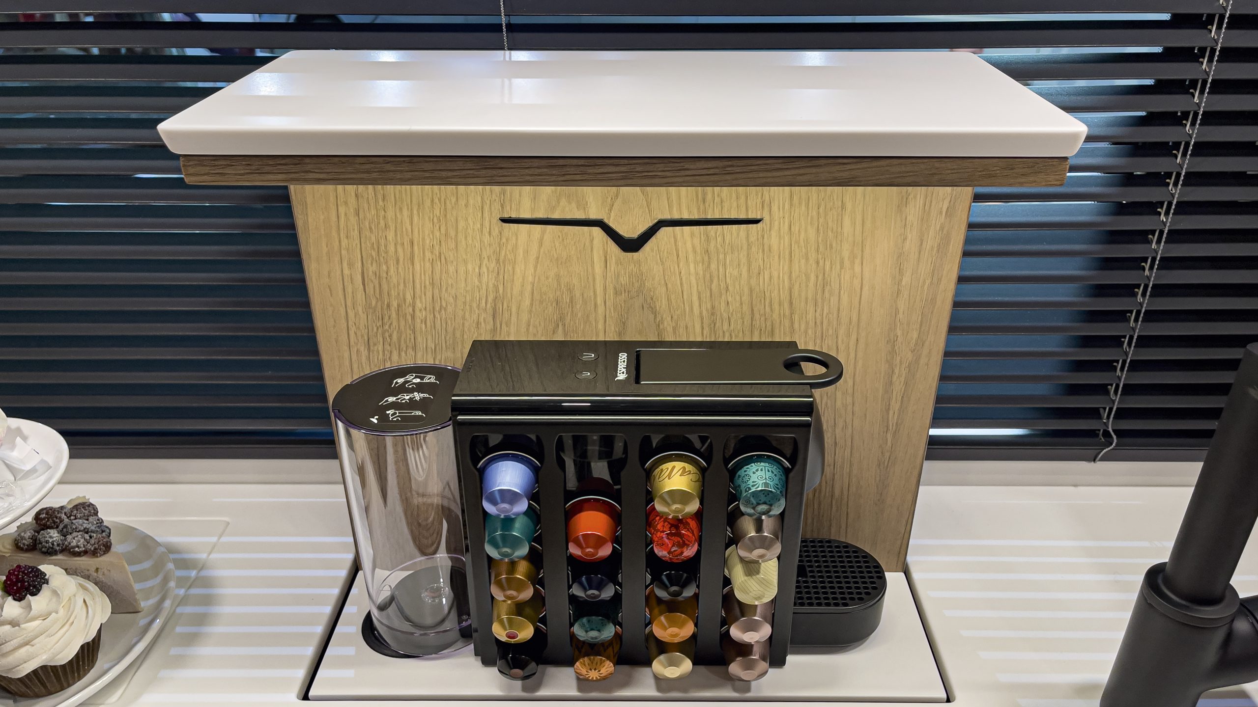 Reisemobil-Küche im VARIOmobil mit STARON pure white, cubeART Design, Nespresso-Maschine auf Lift und vollintegrierter Geschirrspülmaschine.“